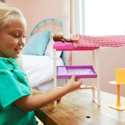 MATTEL Barbie Deluxe-Set Möbel Hochbett/Tisch Und Puppe -Kinderspielzeug Rabatte 315e050e6a1cb323a3cc654659321fe4