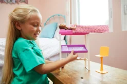 MATTEL Barbie Deluxe-Set Möbel Hochbett/Tisch Und Puppe -Kinderspielzeug Rabatte adaa1d614119ab761ecd32a04c2e811a