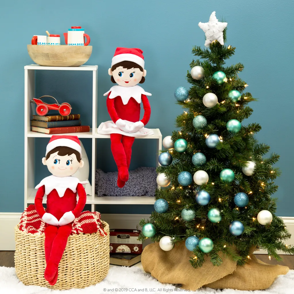 The Elf On The Shelf® - Plushee Pals® Huggables - Mädchen Soft Plüsch Figur Umarmbar 70 Cm 5 The Elf On The Shelf® - Plushee Pals® Huggables - Mädchen Soft Plüsch Figur Umarmbar 70 Cm – Bild 3