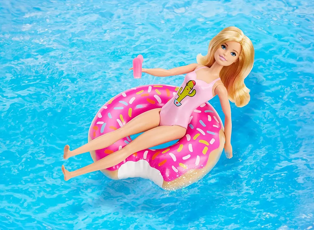 Mattel GHT20 Barbie Puppe Spielset Mit Donut-Schwimmring, Tisch Und Mehr 7 Mattel GHT20 Barbie Puppe Spielset Mit Donut-Schwimmring, Tisch Und Mehr – Bild 5